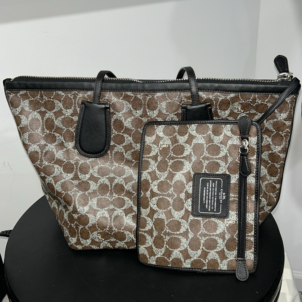 Coach F33504 Signature Taxi Zip Top Tote
